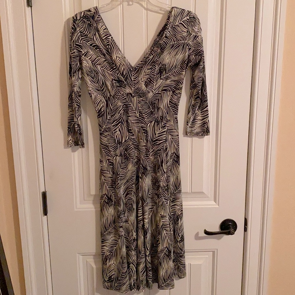 Long sleeve leaf pattern Lilly dress size small